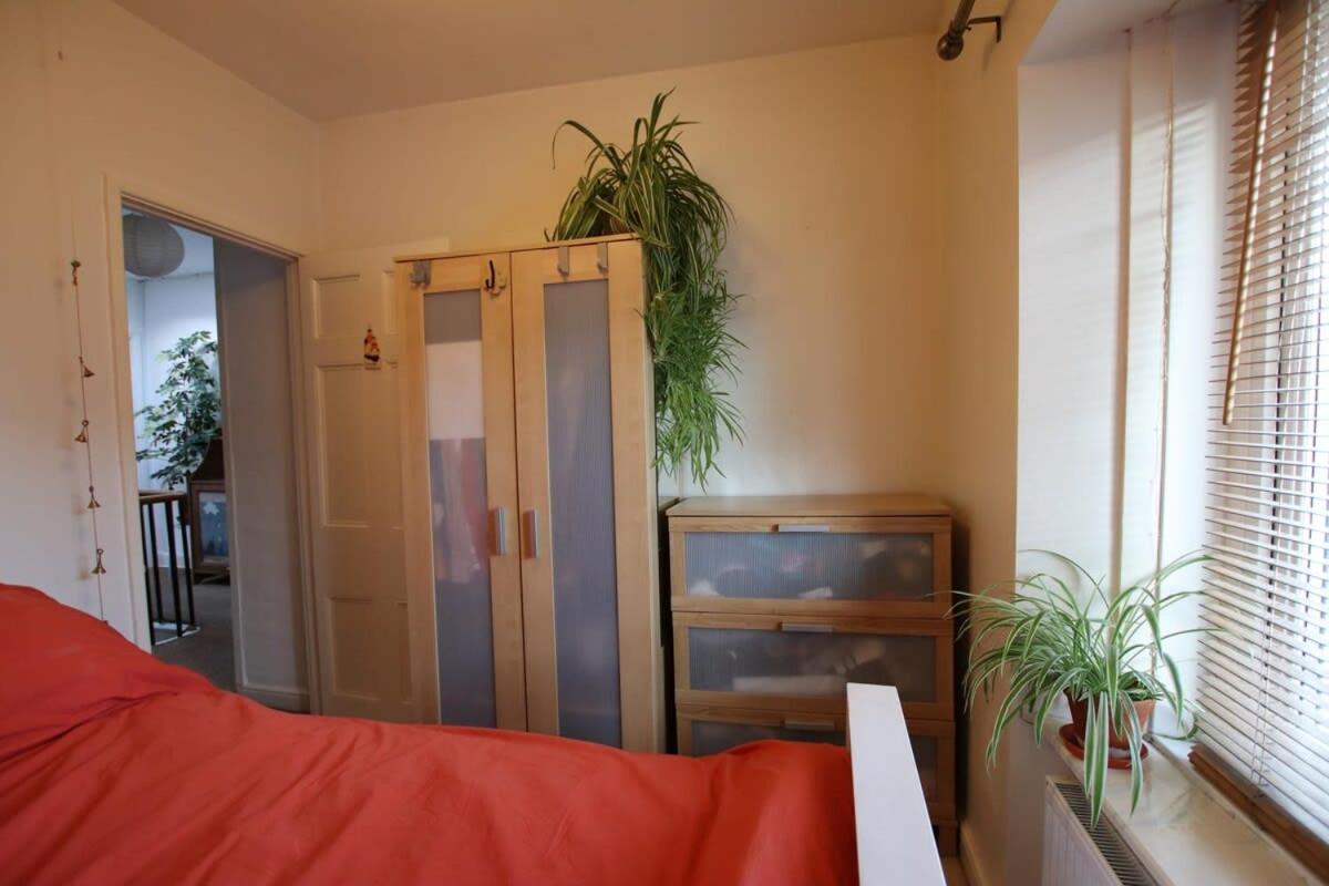 Bright One Bed Flat Close To Bri & Apartment *